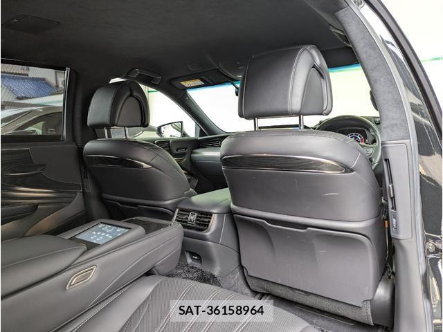 Lexus LS 2021-07 8872770-19