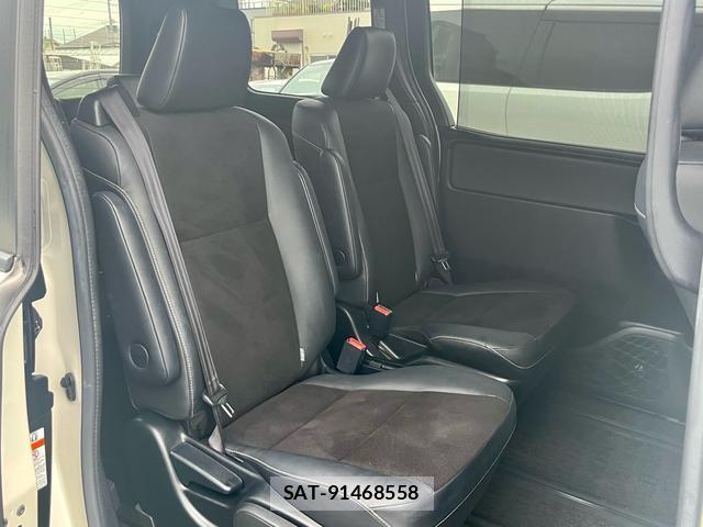 Toyota NOAH 2018-07 8873085-12