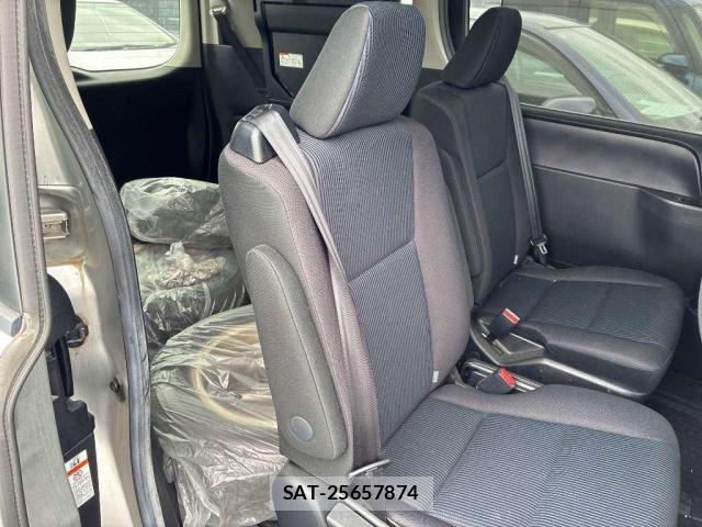 Toyota NOAH 2014-04 8874553-4