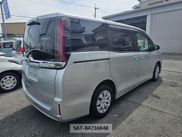 Toyota NOAH 2021-10 8874648-1