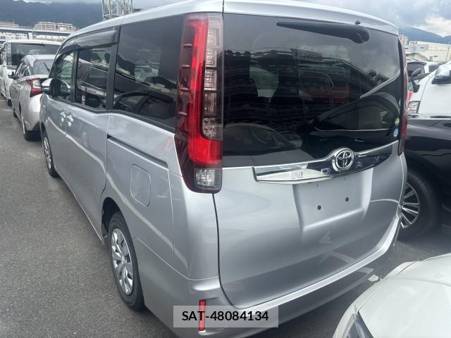 Toyota NOAH 2015-08 8875145-3