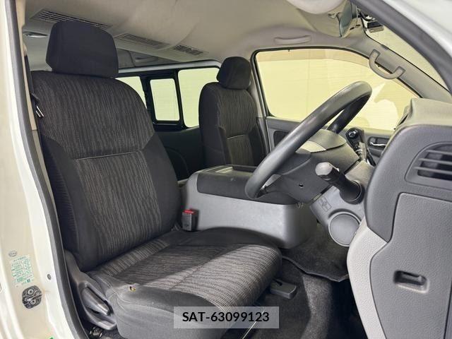 Nissan NV350 Caravan 2017-09 8873757-7