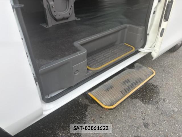 Nissan NV350 Caravan 2013-04 8874140-7