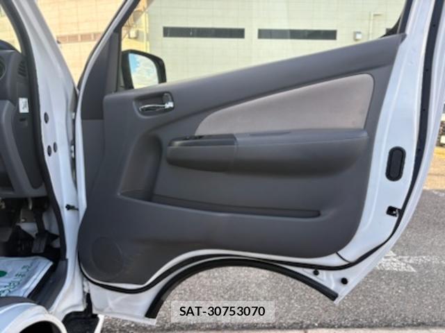 Nissan NV350 Caravan 2013-04 8874141-1