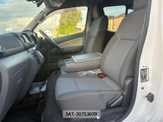 Nissan NV350 Caravan 2013-04 8874141-8