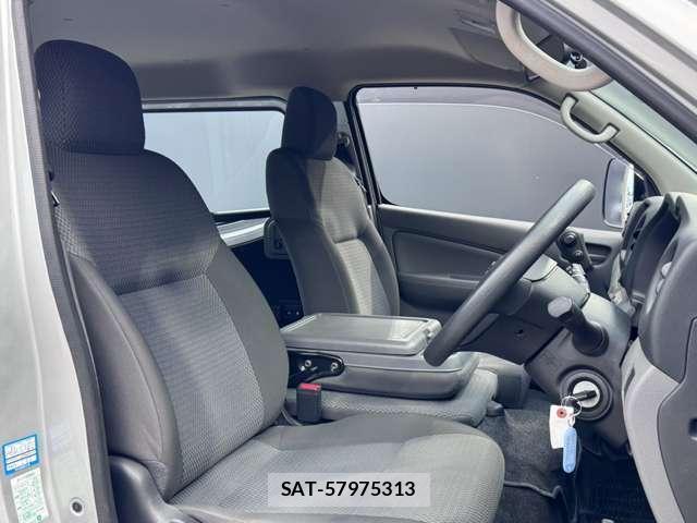 Nissan NV350 Caravan 2021-07 8874342-15