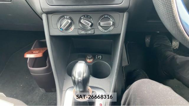 VolksWagen POLO 2011-08 8874393-14