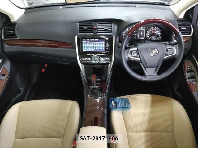 Toyota PREMIO 2017-09 8875264-2