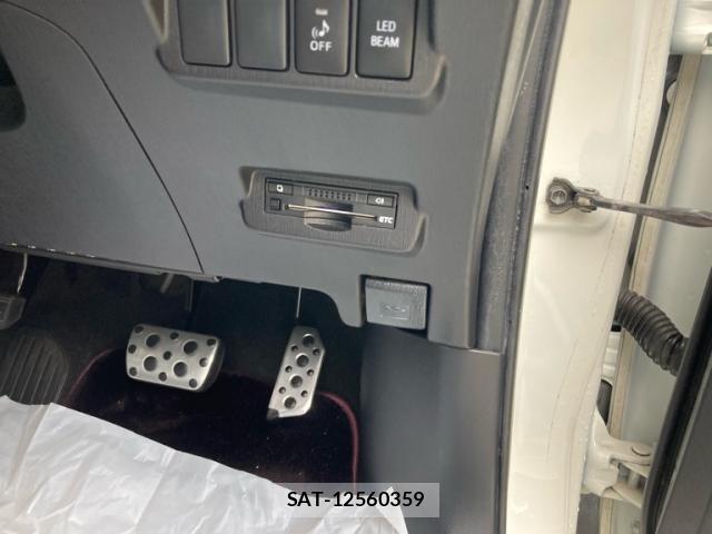 Toyota PRIUS ALPHA 2015-11 8873646-17
