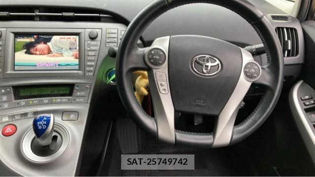 Toyota PRIUS 2015-09 8874410-16