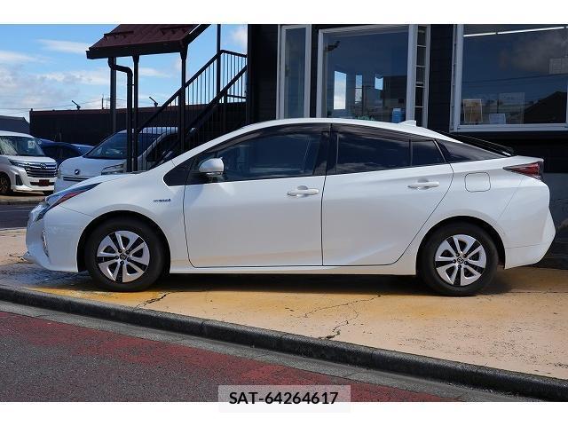 Toyota PRIUS 2018-06 8875356-1