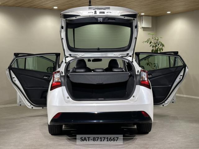 Toyota PRIUS 2019-01 8875643-18