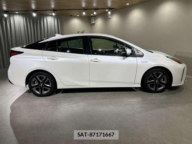 Toyota PRIUS 2019-01 8875643-3