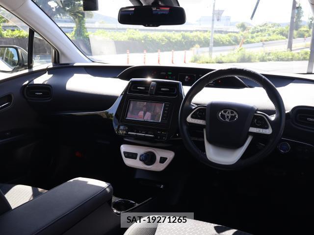 Toyota PRIUS 2018-06 8875888-1