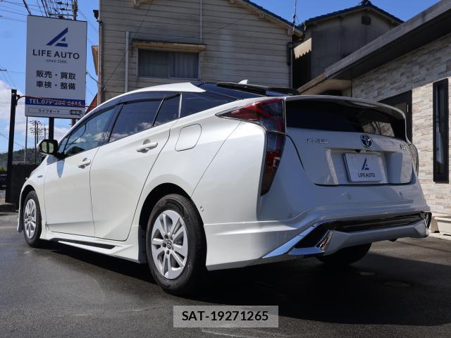 Toyota PRIUS 2018-06 8875888-2
