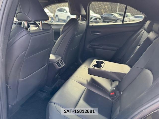 Lexus UX 2019-01 8873848-3