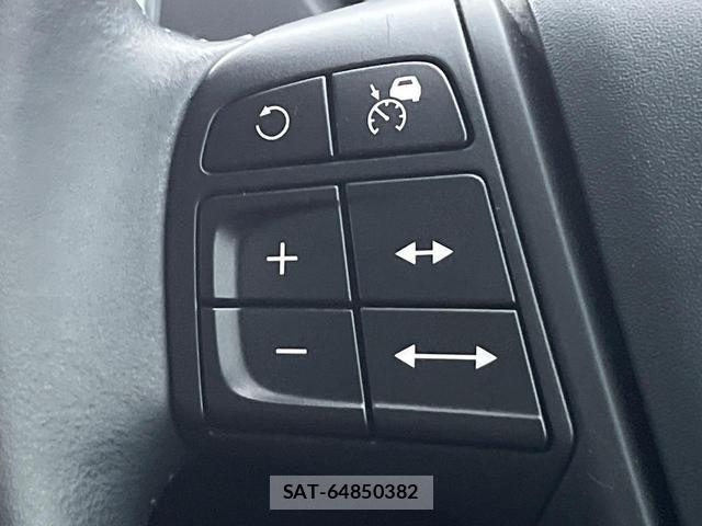 Volvo V40 2019-09 8873902-9