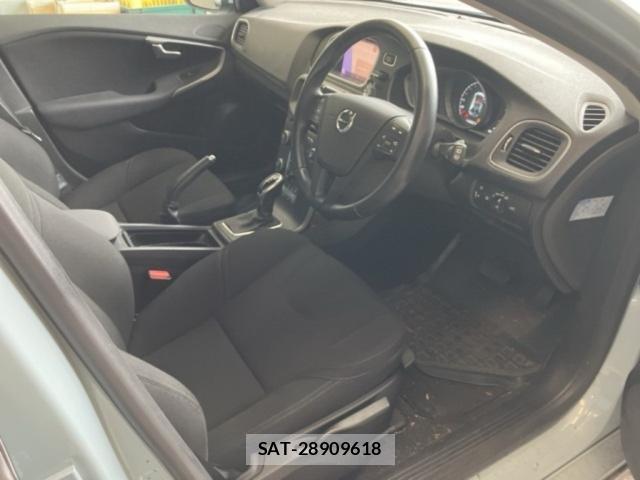 Volvo V40 2018-01 8875452-3