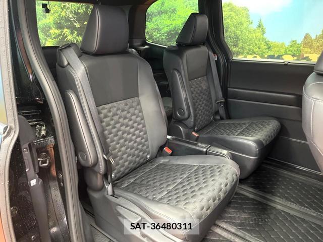 Toyota VOXY 2025-05 8873228-9