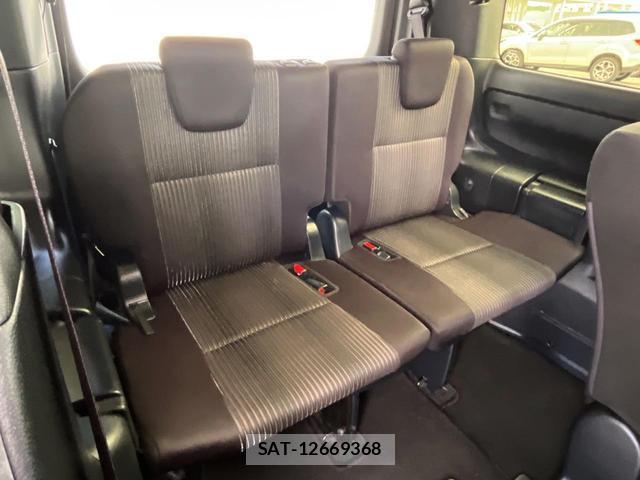 Toyota VOXY 2019-06 8873378-10