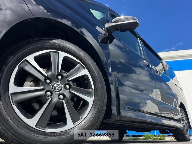 Toyota VOXY 2019-06 8873378-12