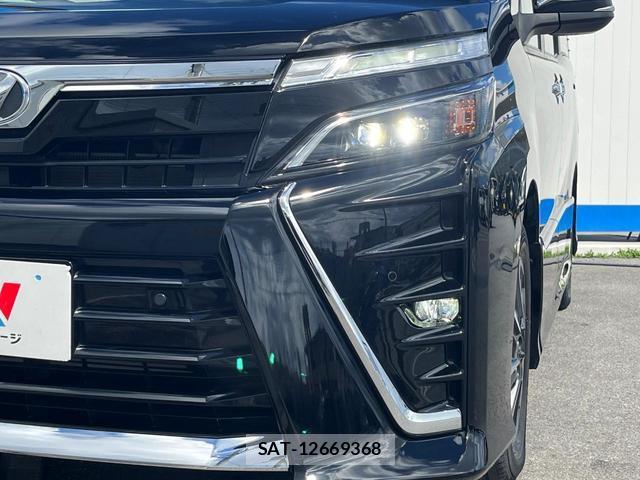 Toyota VOXY 2019-06 8873378-13