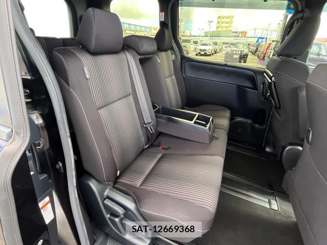 Toyota VOXY 2019-06 8873378-9