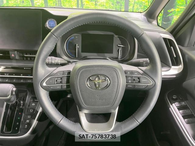 Toyota VOXY 2023-02 8873605-6