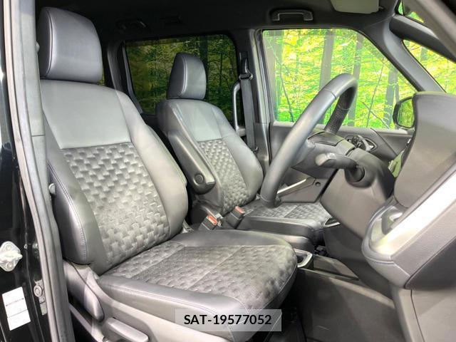 Toyota VOXY 2023-10 8873951-7