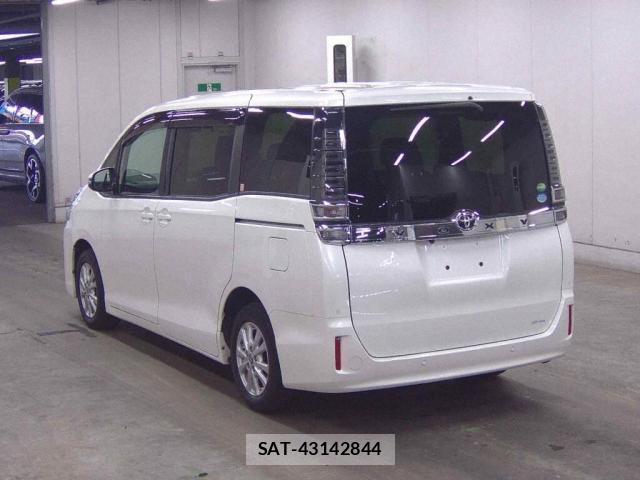 Toyota VOXY 2019-09 8874767-1