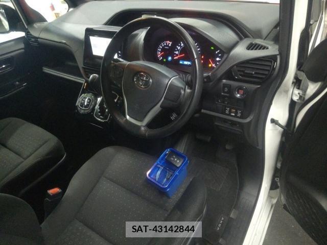 Toyota VOXY 2019-09 8874767-2