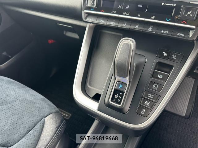 Toyota VOXY 2022-10 8875384-12