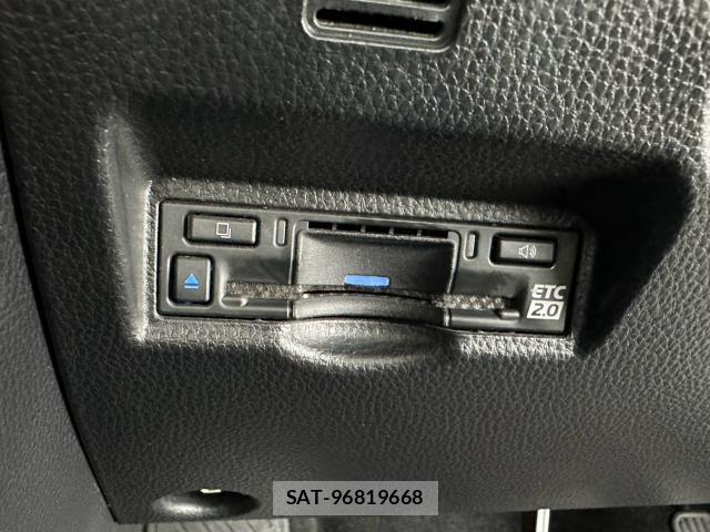 Toyota VOXY 2022-10 8875384-13