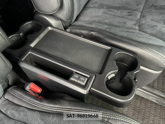 Toyota VOXY 2022-10 8875384-17