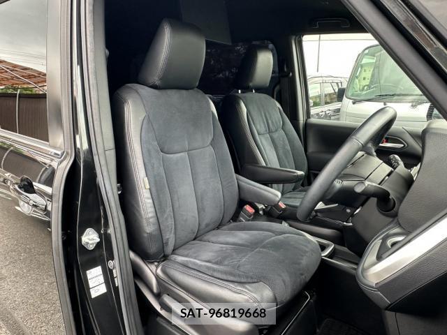 Toyota VOXY 2022-10 8875384-18