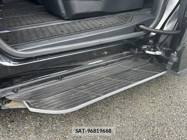 Toyota VOXY 2022-10 8875384-5