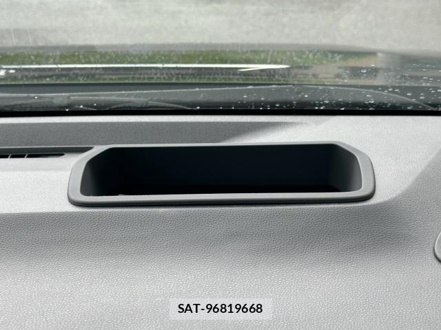 Toyota VOXY 2022-10 8875384-9