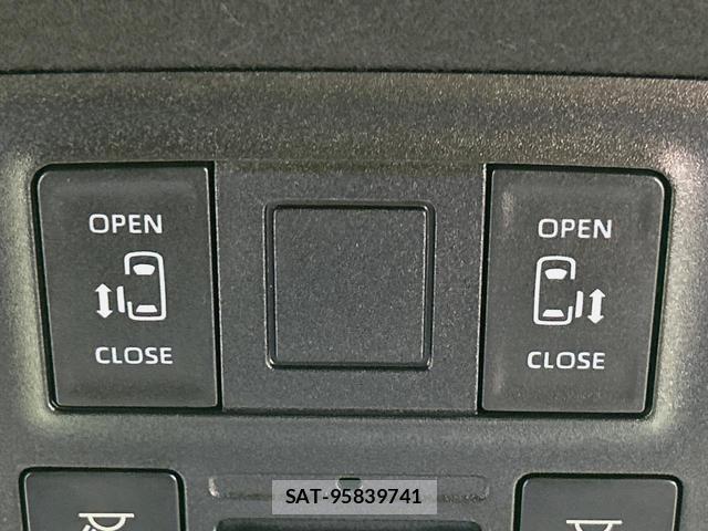 Toyota VOXY 2022-04 8875656-3