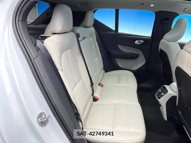 Volvo XC40 2023-12 8872637-9