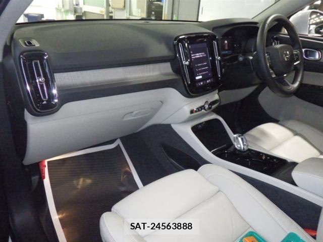 Volvo XC40 2023-06 8874926-2