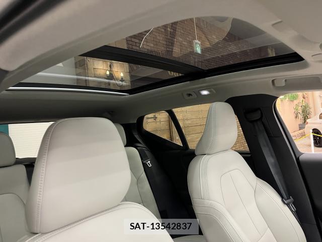 Volvo XC40 2025-09 8875042-3