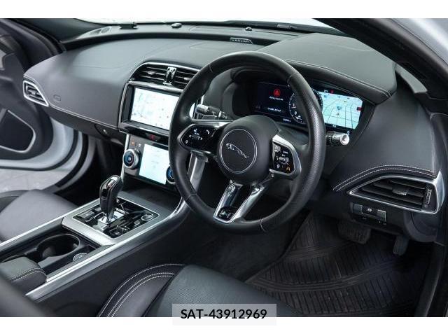 Jaguar XE 2019-12 8874327-10