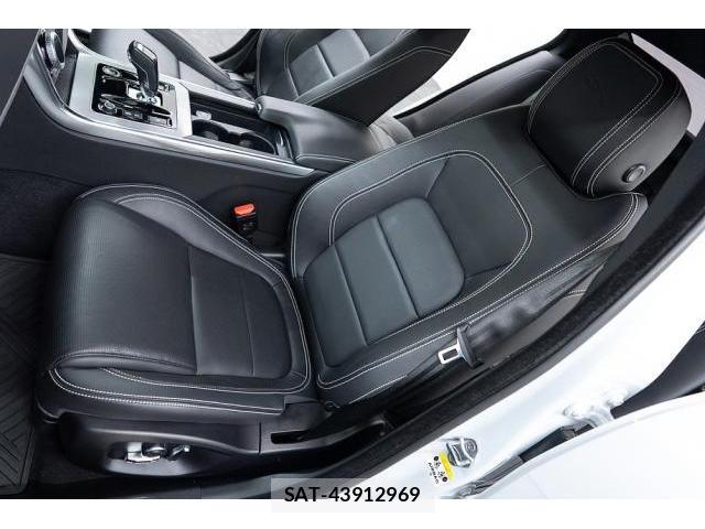 Jaguar XE 2019-12 8874327-12