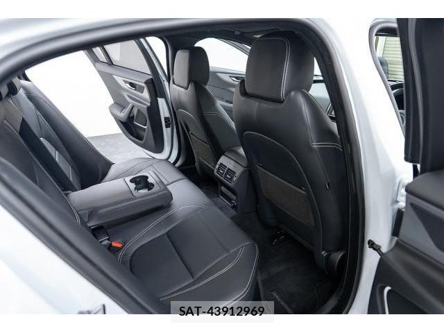 Jaguar XE 2019-12 8874327-13