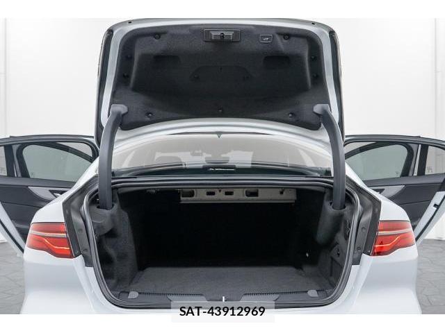 Jaguar XE 2019-12 8874327-15