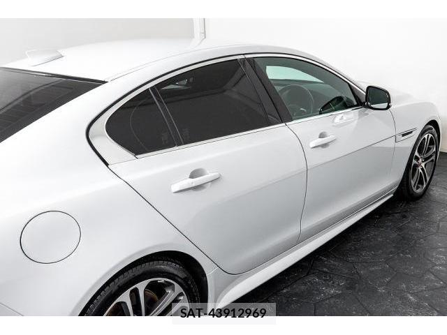 Jaguar XE 2019-12 8874327-9
