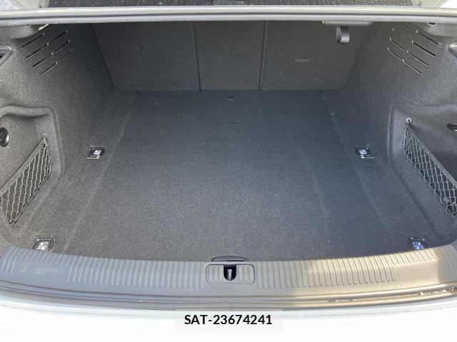 Audi A4 2019-12 8877648-15