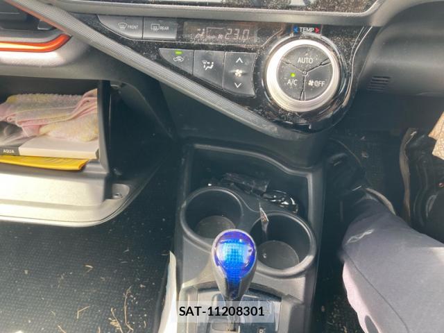 Toyota AQUA 2016-02 8875970-11
