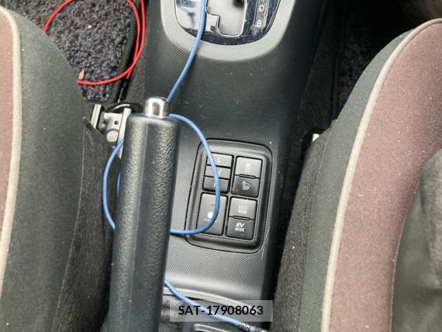 Toyota AQUA 2016-04 8875993-16