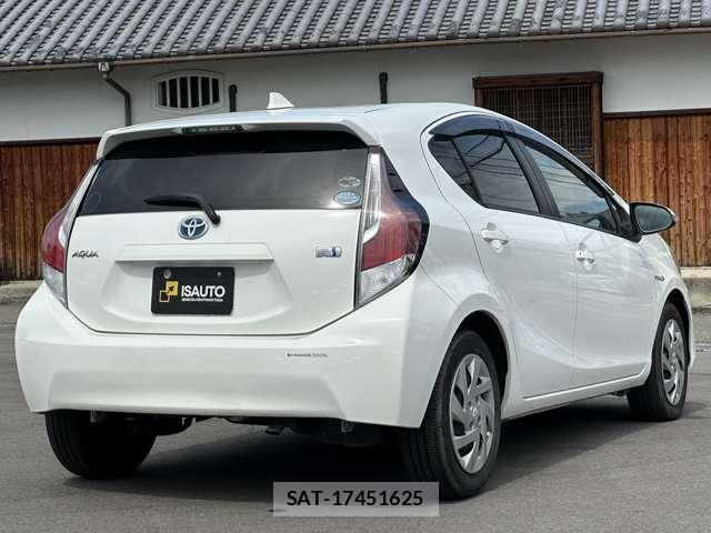 Toyota AQUA 2015-08 8876019-1